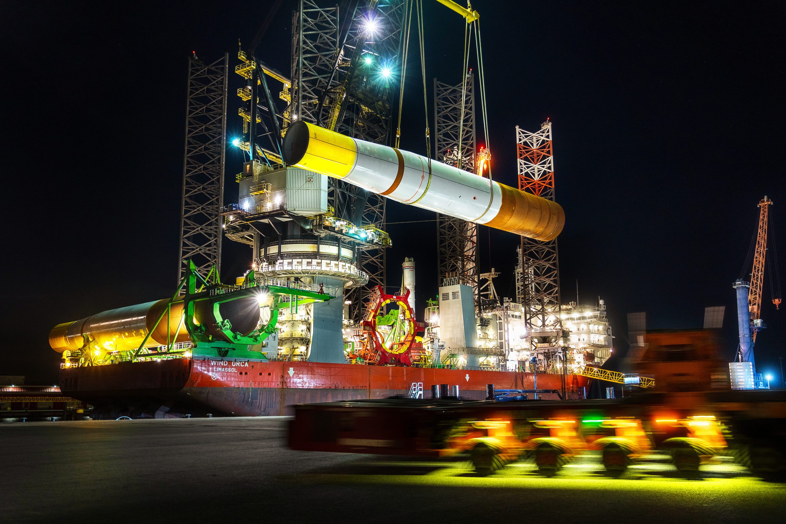 Wind turbine being loaded on ship in Groningen