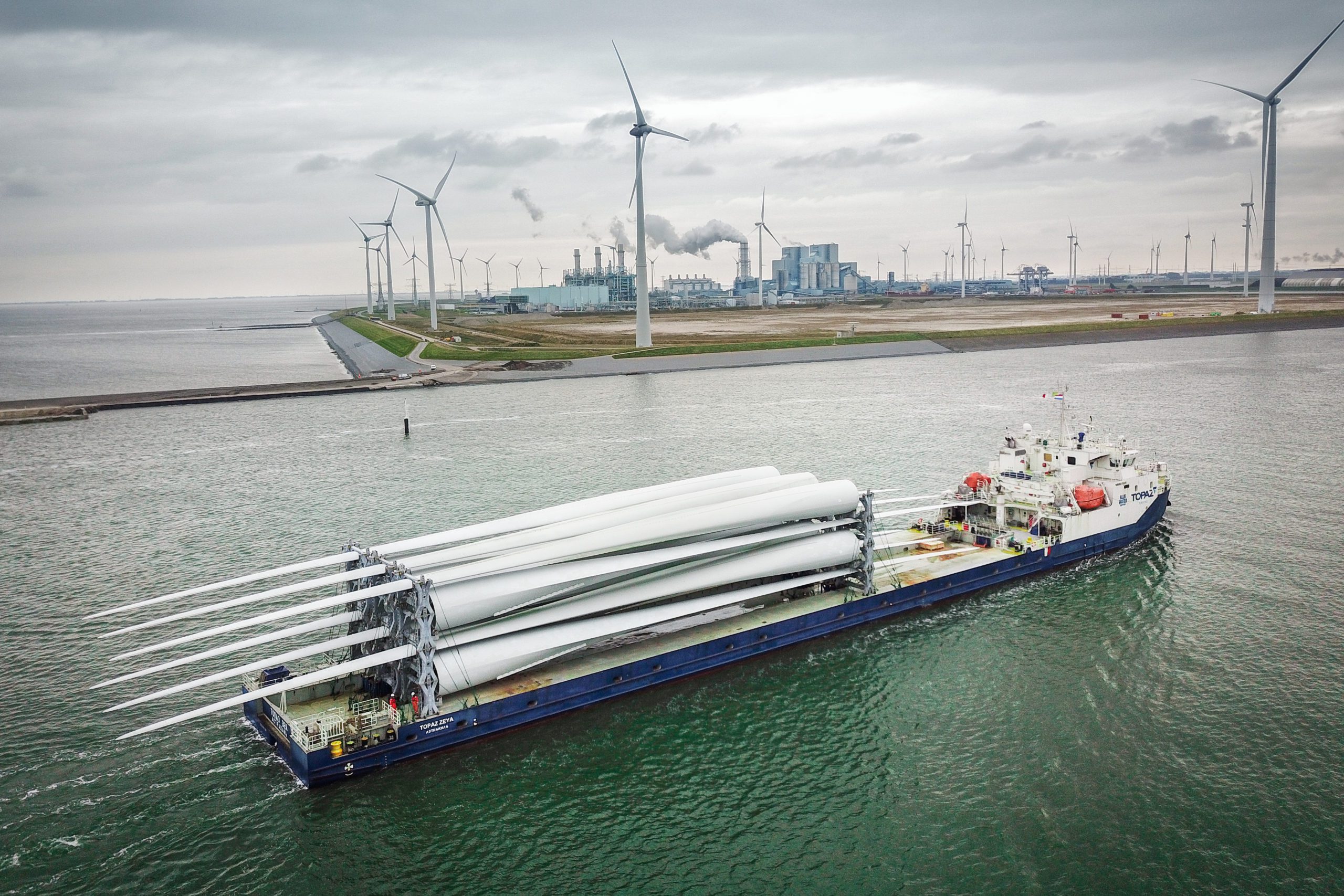 Ship carrying wind turbine blades arrive at the Groningen sea port